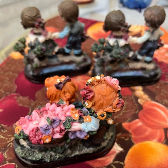Bundle of ceramic cherubs figurines with floral scenery. - Picture 5 of 16